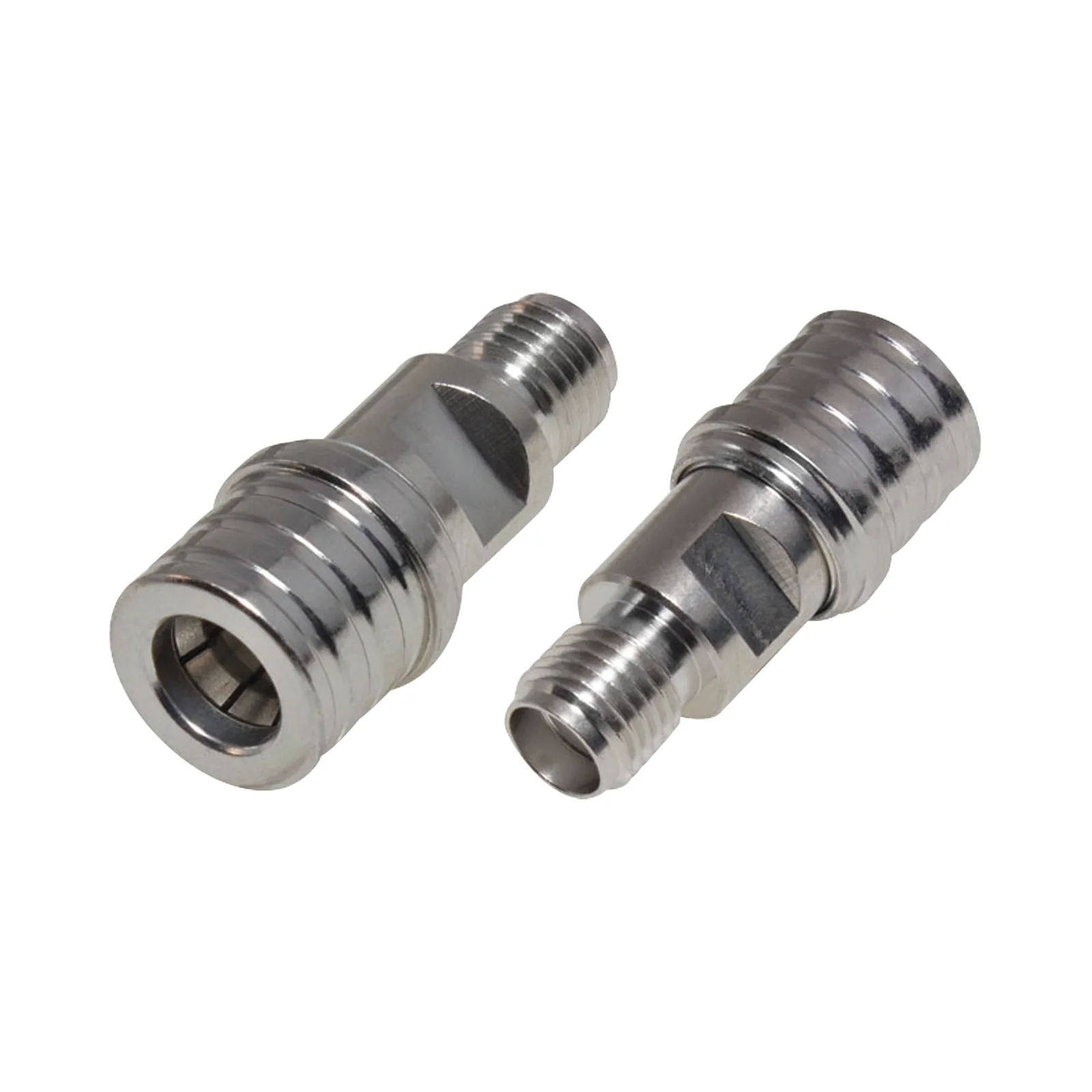 Adaptador en Línea de Bajo PIM, de Conector QMA (Quick Mate) Macho a SMA Hembra, Bronce Blanco/ Oro/ Teflón.