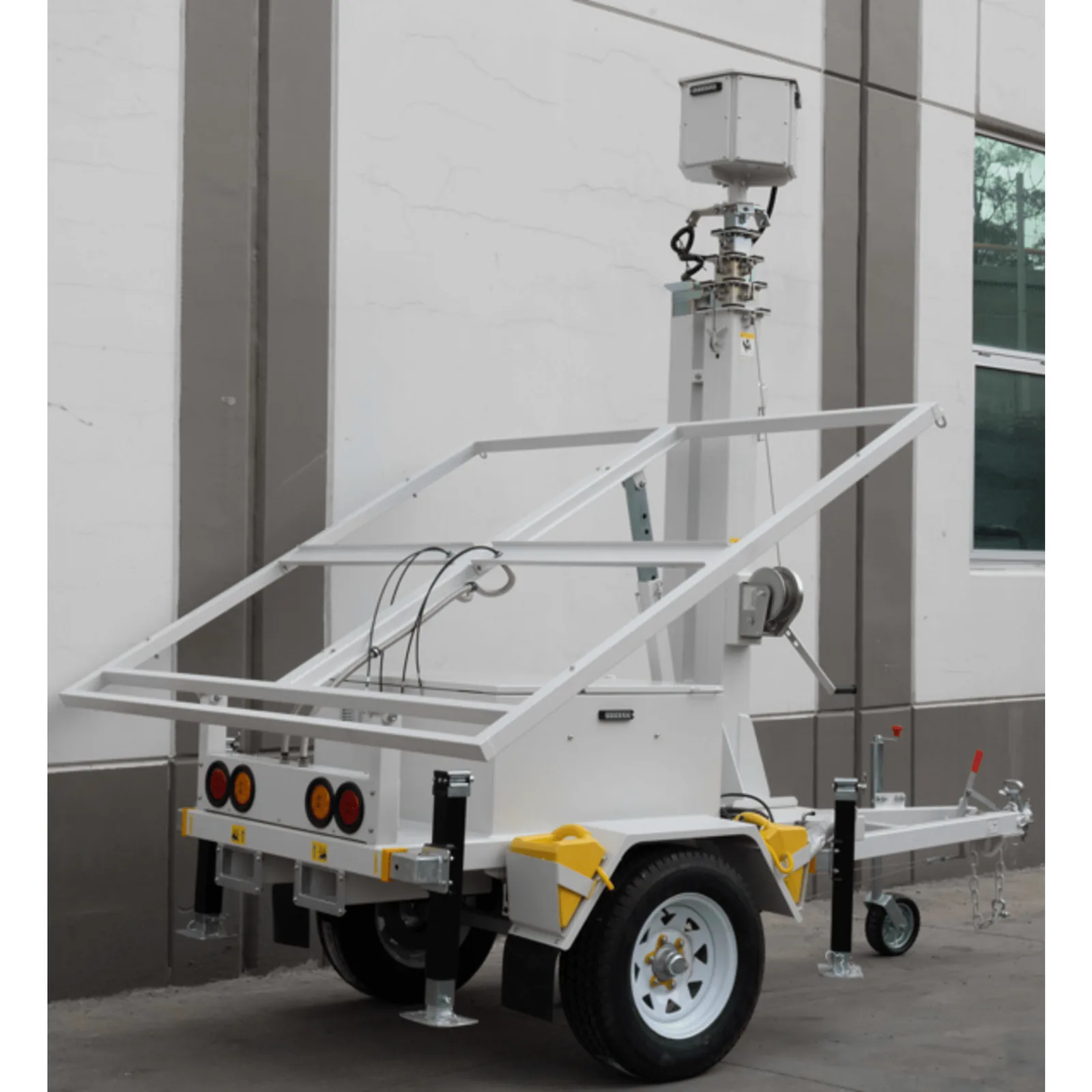 Traila / Remolque con Mástil Retráctil de 7.5 m. para Videovigilancia o Iluminación, con capacidad para Instalar Módulos Solares y Baterías (No incluidos)
