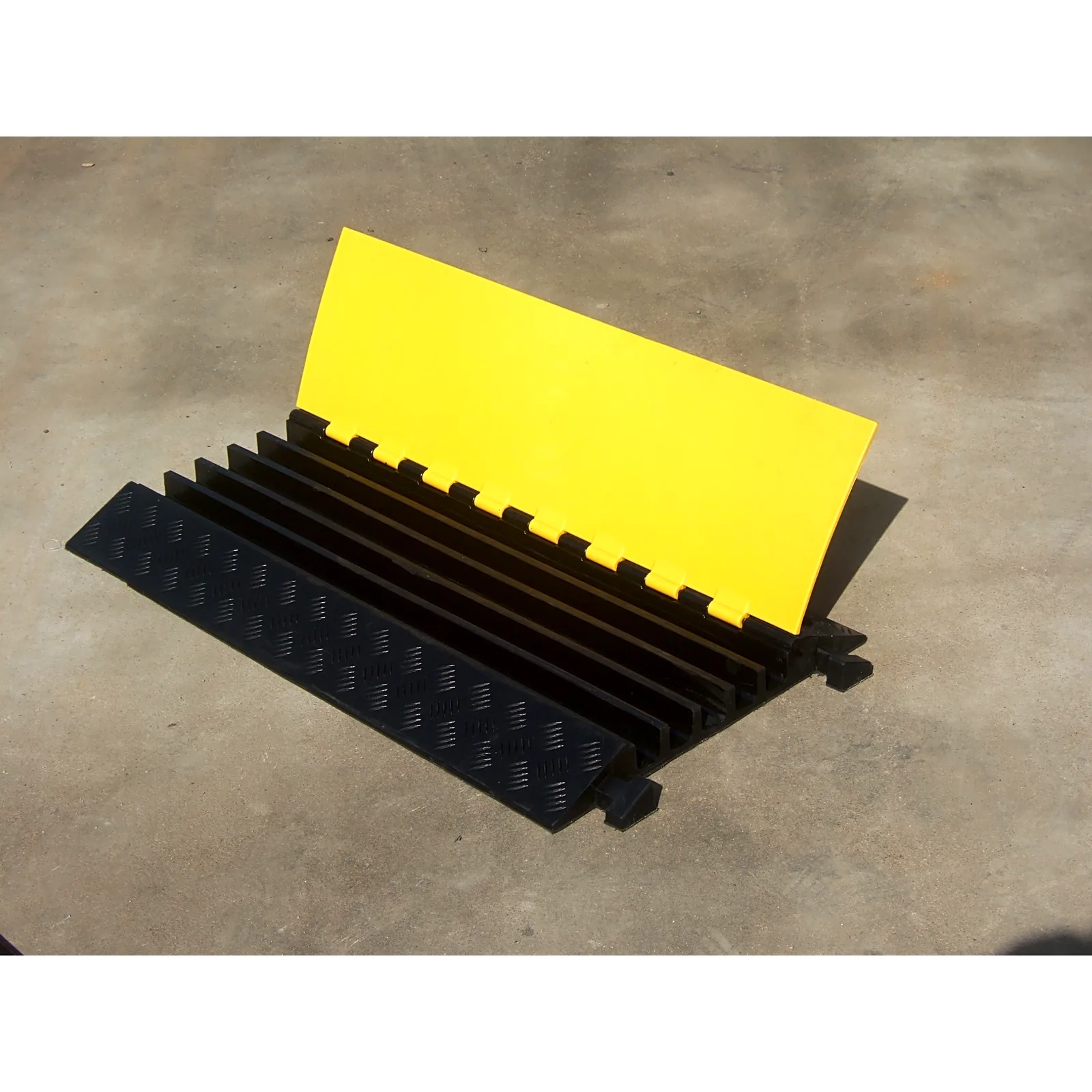 Protector de Cable de 5 Canales / Base de Goma y Tapa de Plástico / Capacidad 4.6 Toneladas / Canal 38x35MM / Longitud 90 cm / Amarillo y Negro